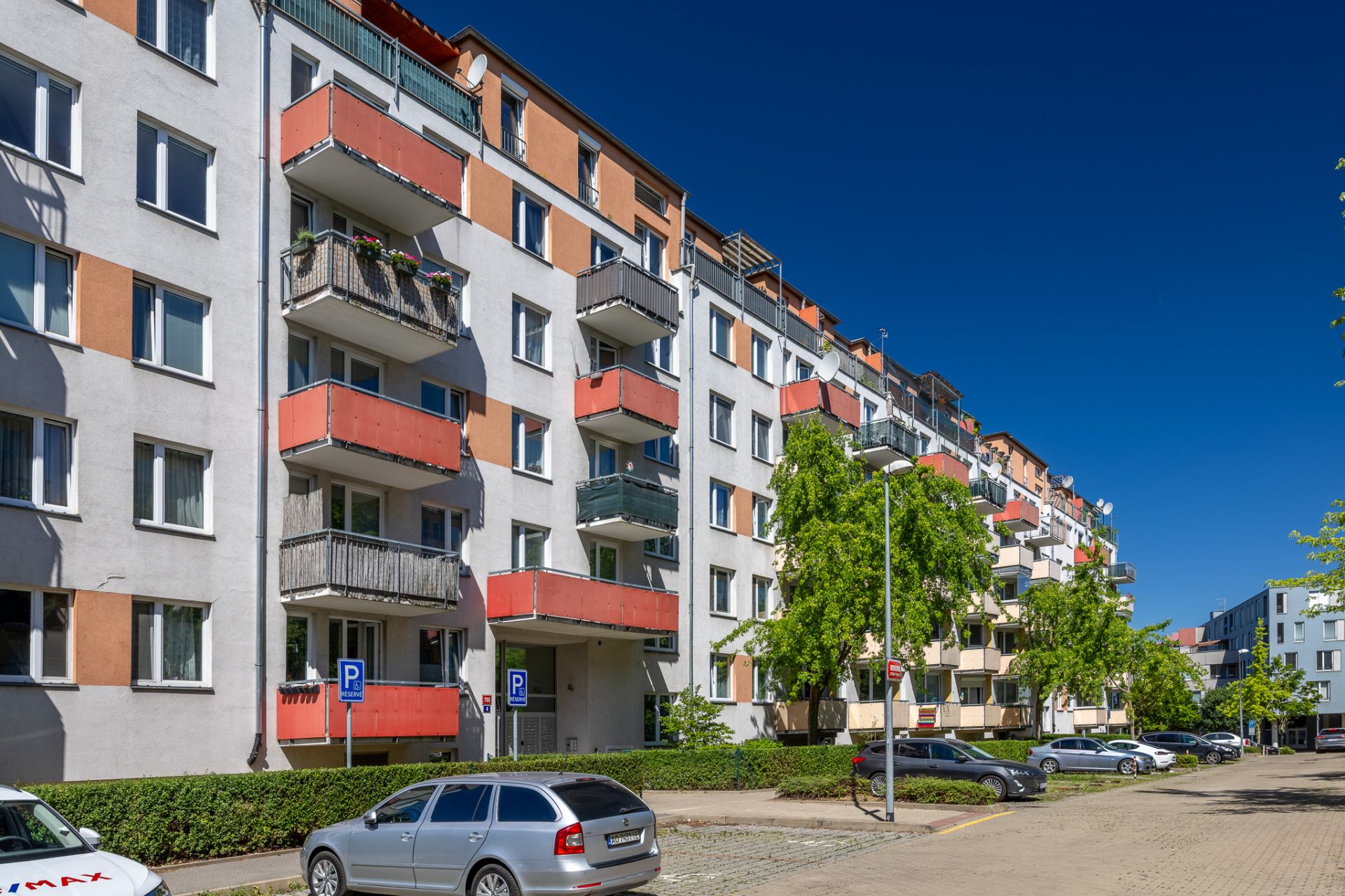 Prodej bytu 2+kk s terasou, sklepem a  parkovacím stáním  – Praha Letňany
